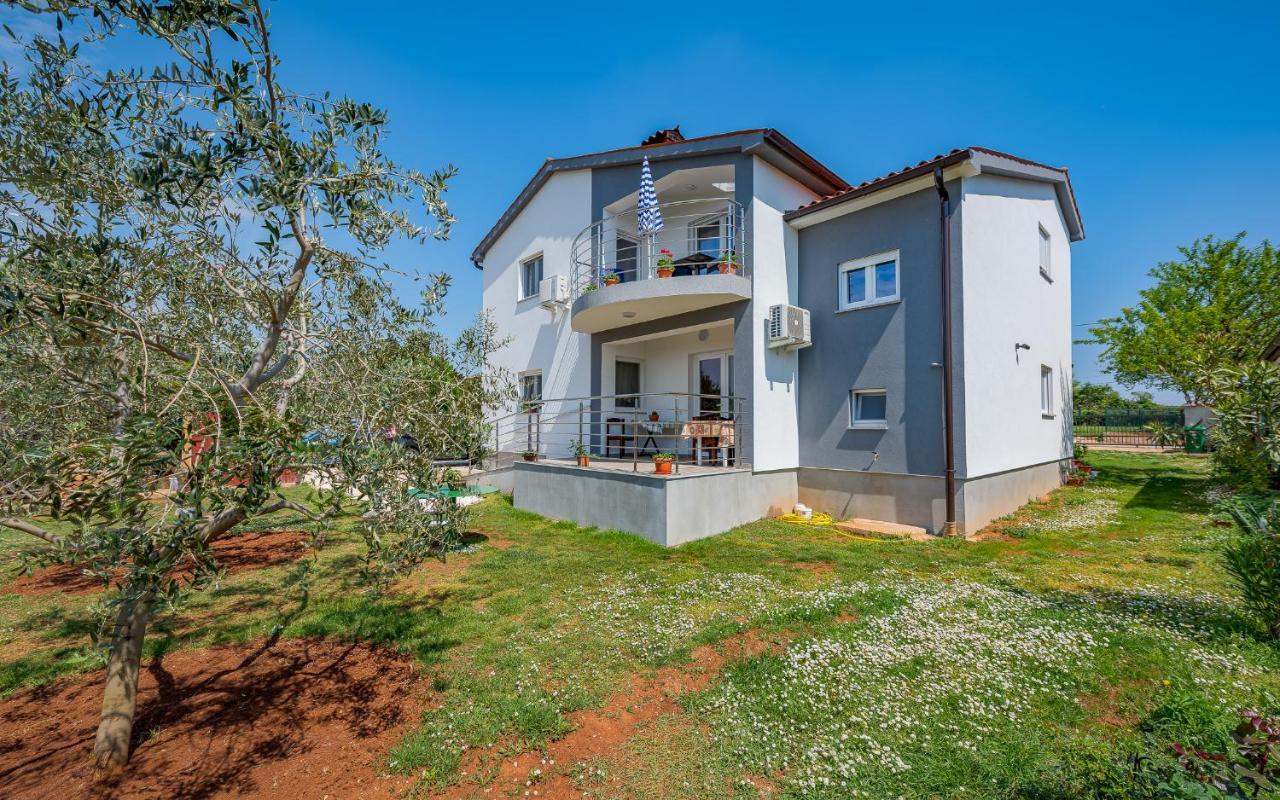 Apartments Nelle Pula Exterior photo