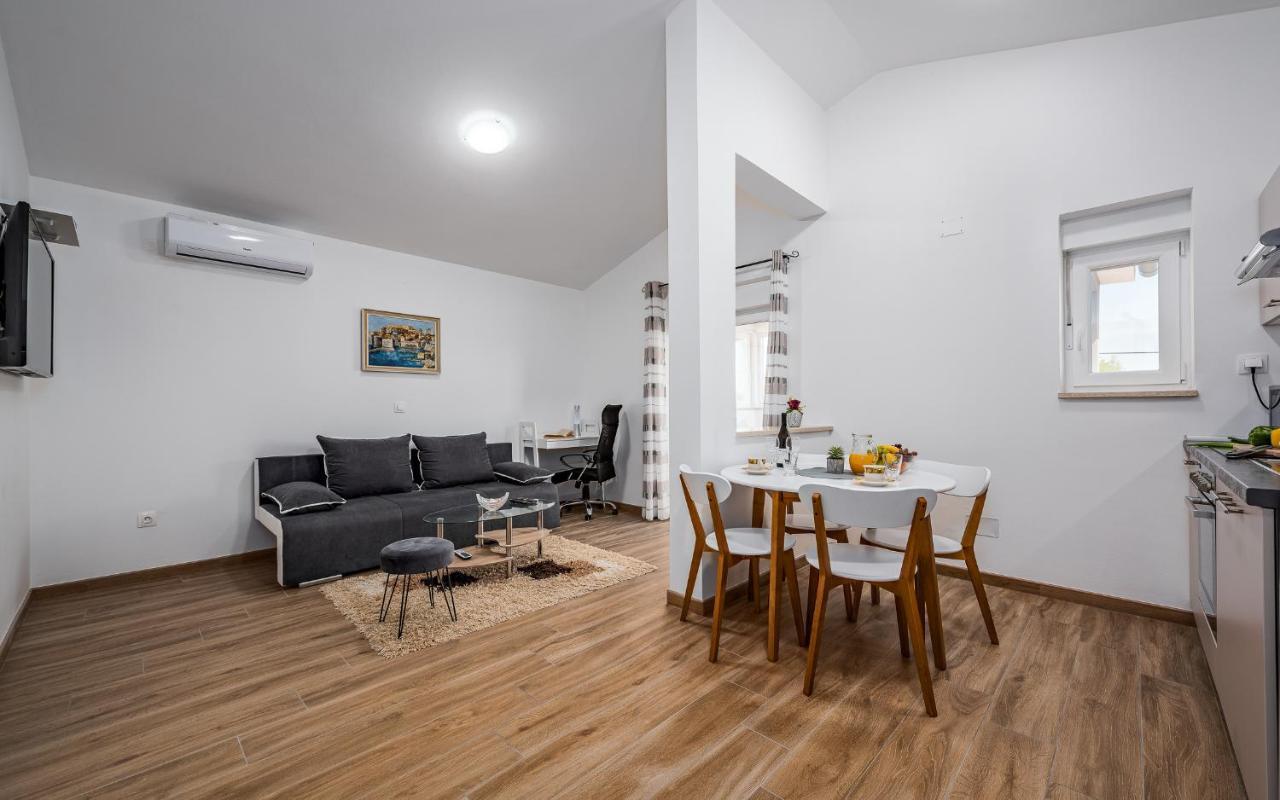 Apartments Nelle Pula Exterior photo